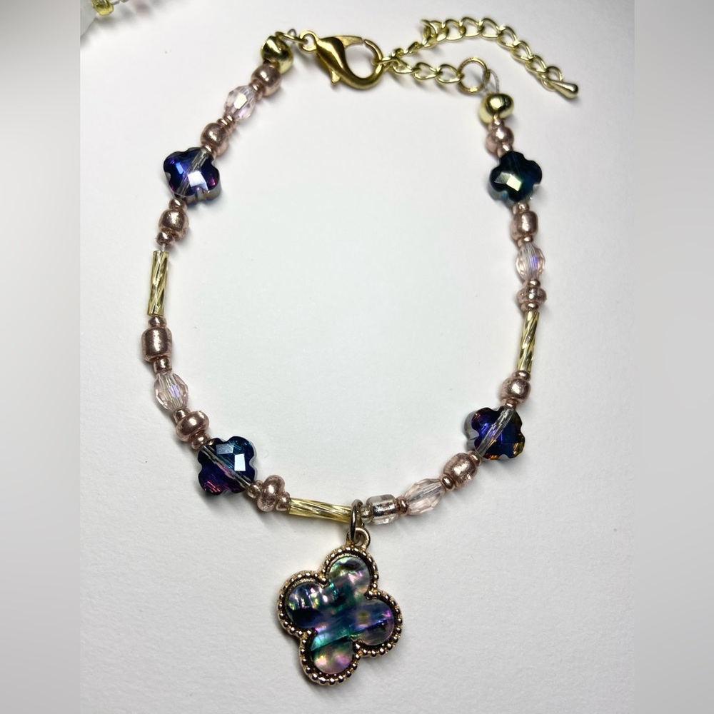 Midnight Clover Bracelet – Iridescent Charm & Luxe Beadwork